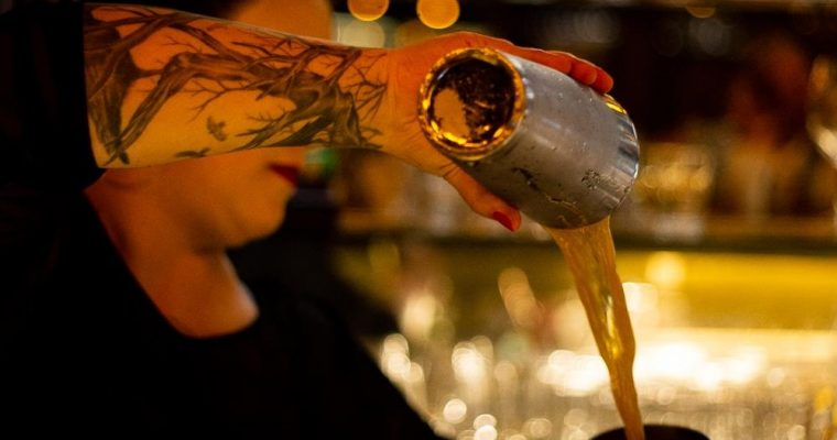 Michelly Rossi preparando um drink