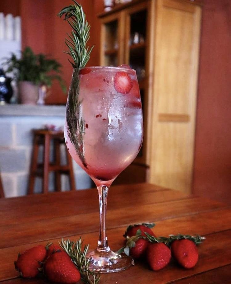 Drink Miara: Geleia de Pitaya, morango fresco, alecrim, tônica schweppes e gin