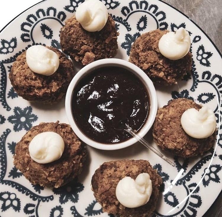 Croquete de costela bovina empanado na farofa de torresmo, com requeijão e barbecue de curry