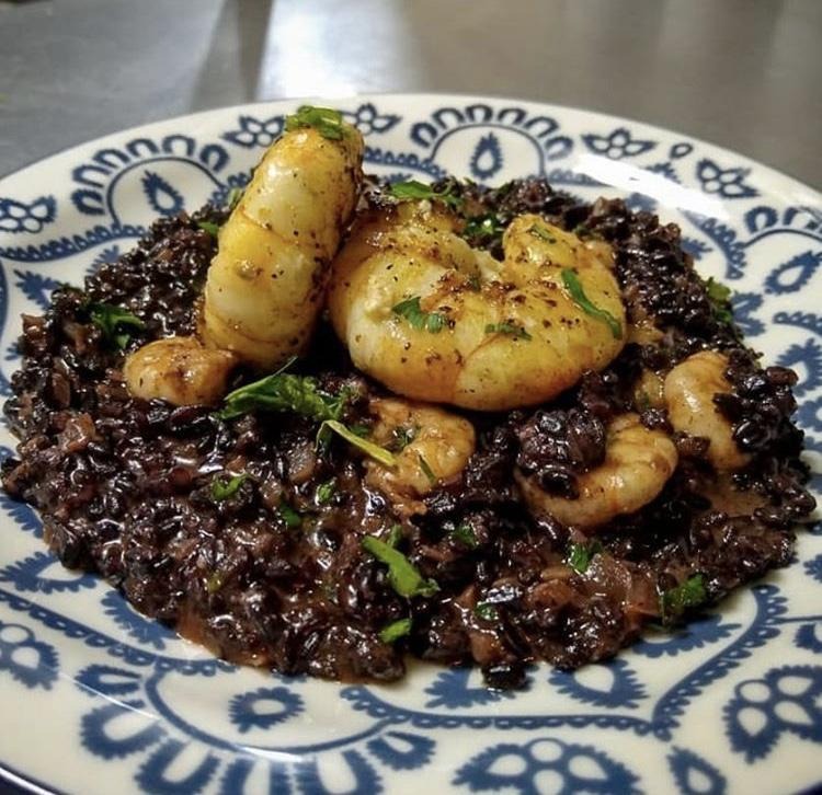 Risoto negro de camarão com aioli de páprica picante