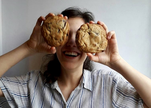 Aos 21 anos, Alice Rocha constrói sua trajetória à frente da Ahlixe Doces